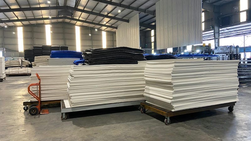 Khay EVA foam chống sốc được gia công từ tấm EVA mật độ phù hợp, bề