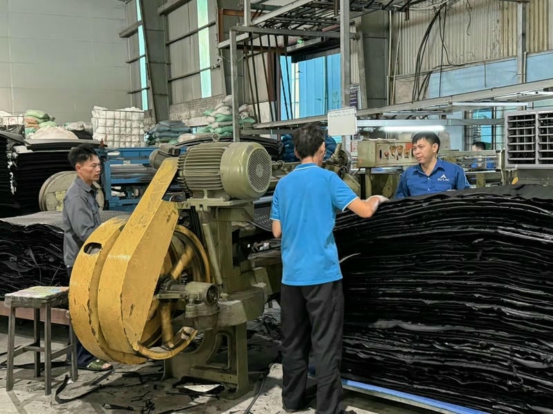 EVA foam giữ đàn hồi tốt, ít bở vụn và phù hợp tái sử dụng trong